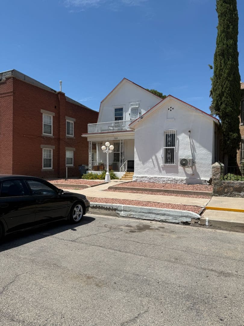 El Paso Apartment: 709 North Saint Vrain St.