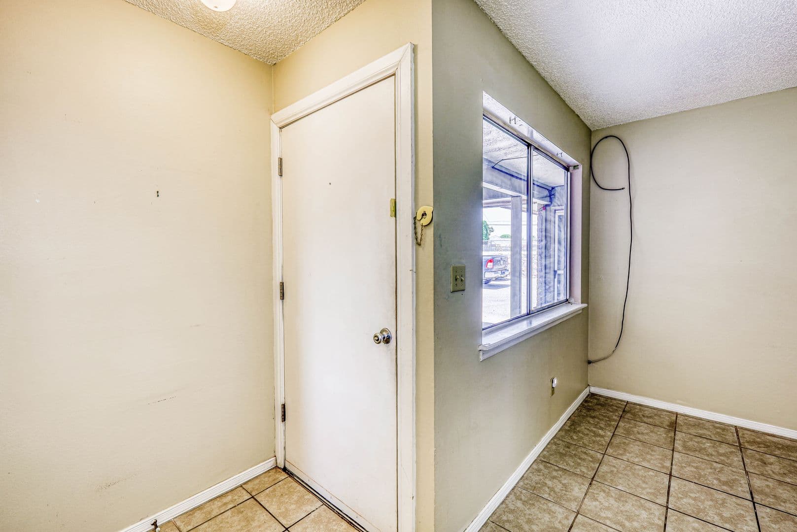 El Paso Apartment: 4555 Sun Valley Dr.