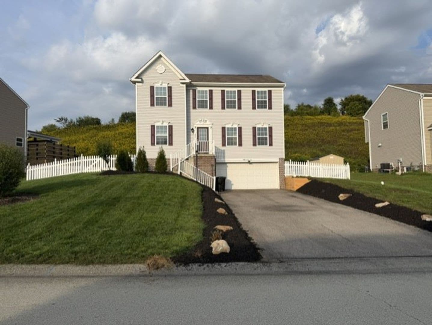 Jefferson Hills House: 422 Labrador Lane