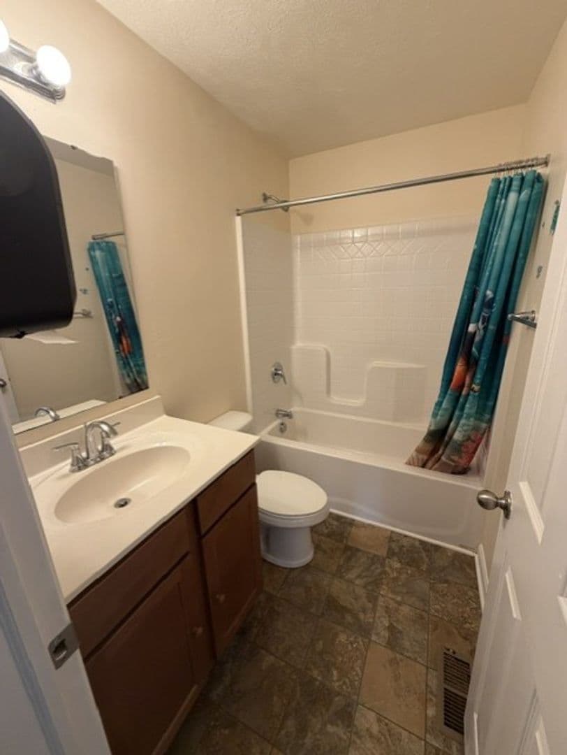 Jefferson Hills House: 422 Labrador Lane