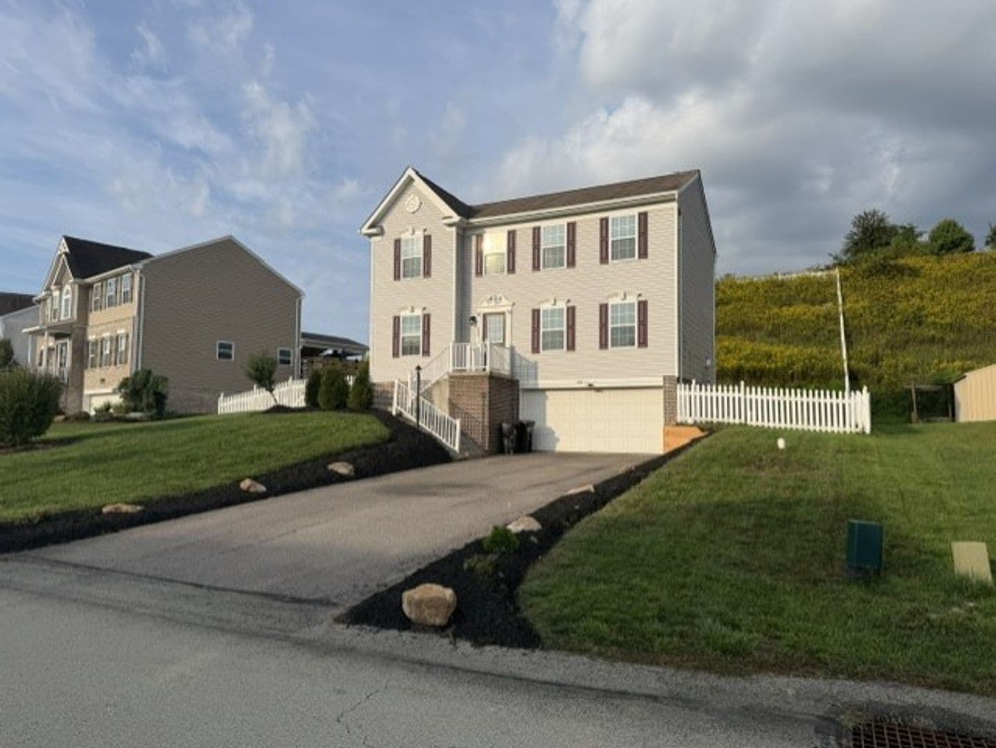 Jefferson Hills House: 422 Labrador Lane