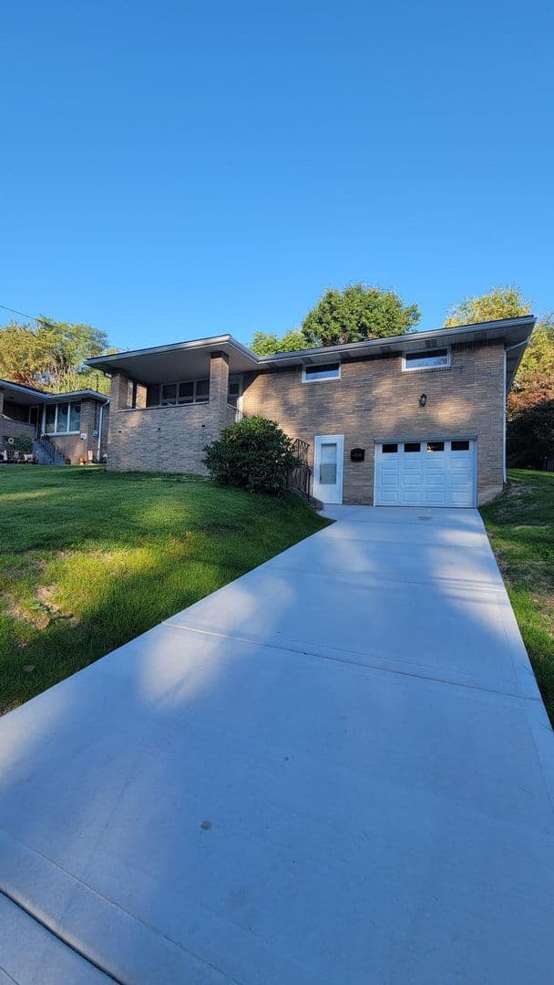 West Mifflin House: 4648 Bowes Avenue