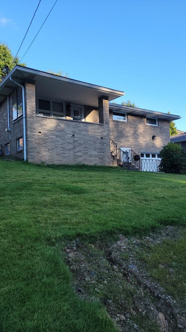 West Mifflin House: 4648 Bowes Avenue