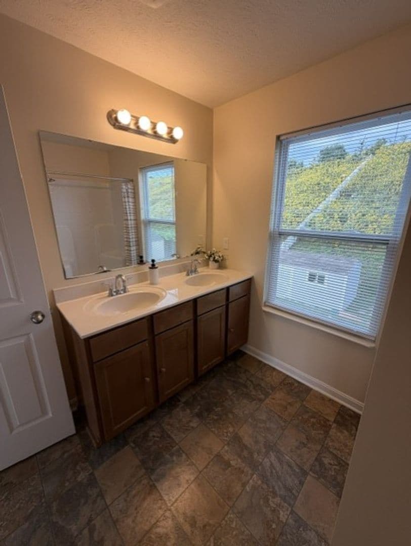 Jefferson Hills House: 422 Labrador Lane