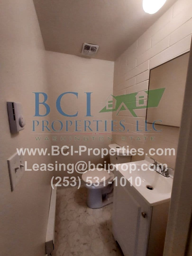 Tacoma Apartment: 8624 Pacific Ave