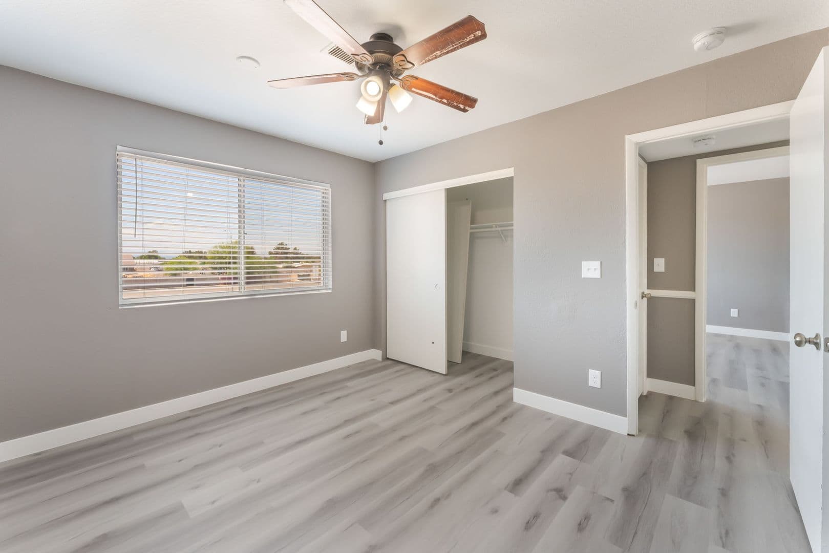 Las Vegas Apartment: 5689 E Lake Mead Blvd