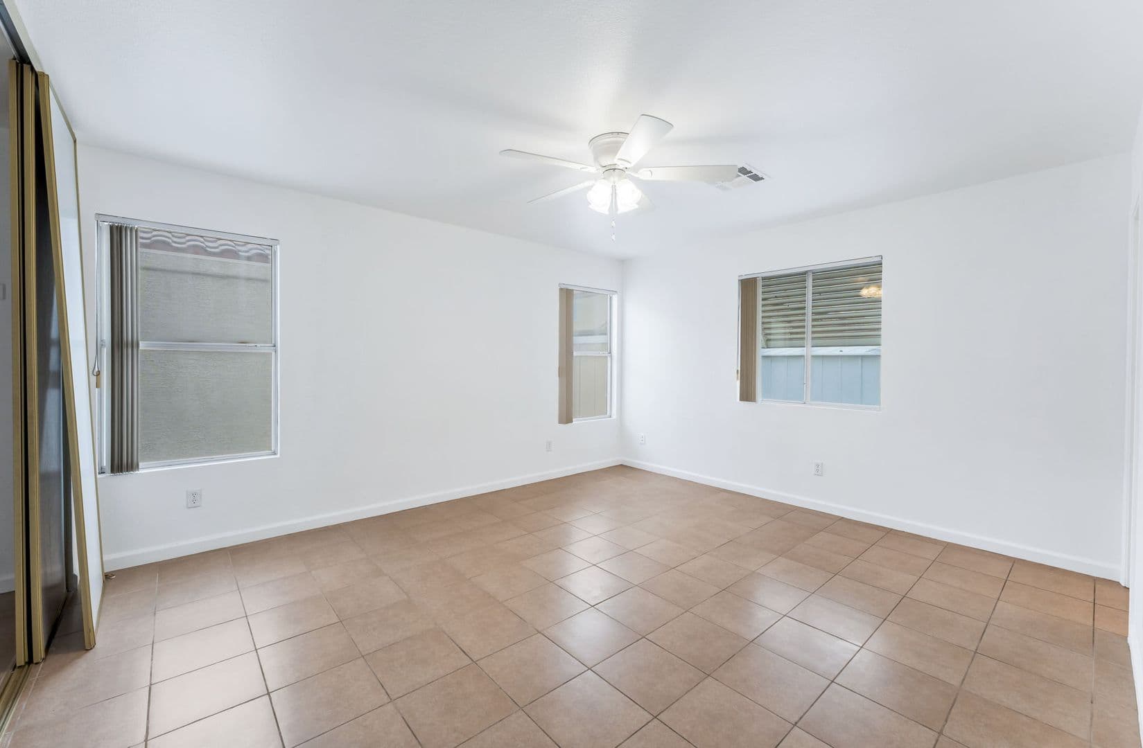 Las Vegas House: 325 Searchlight Dr