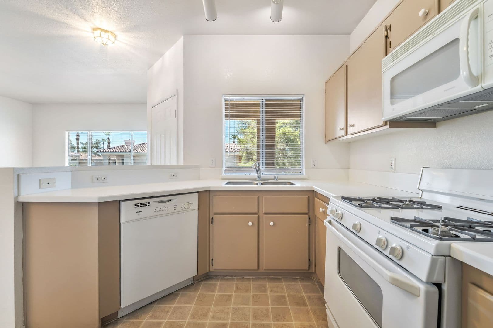 Henderson House: 251 S Green Valley Parkway #3921