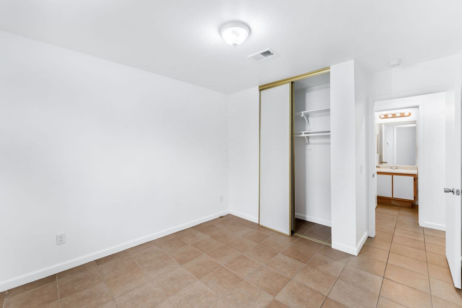 Las Vegas House: 325 Searchlight Dr