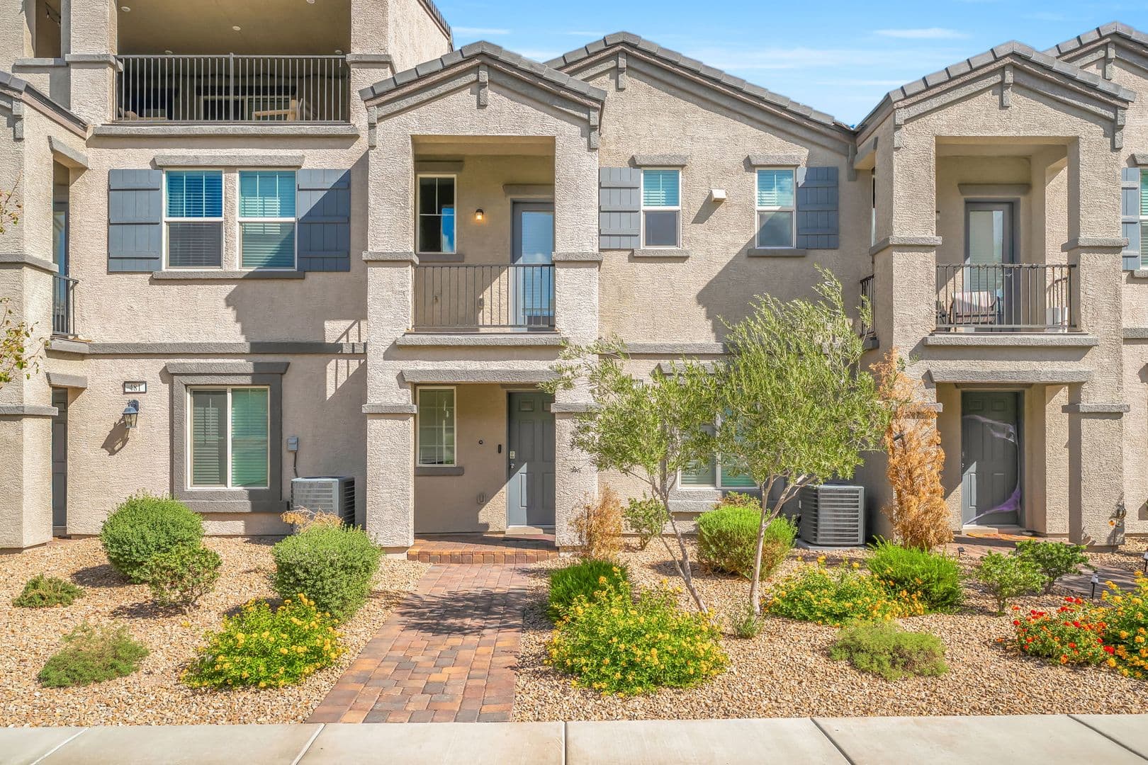 Henderson House: 483 Ylang Pl