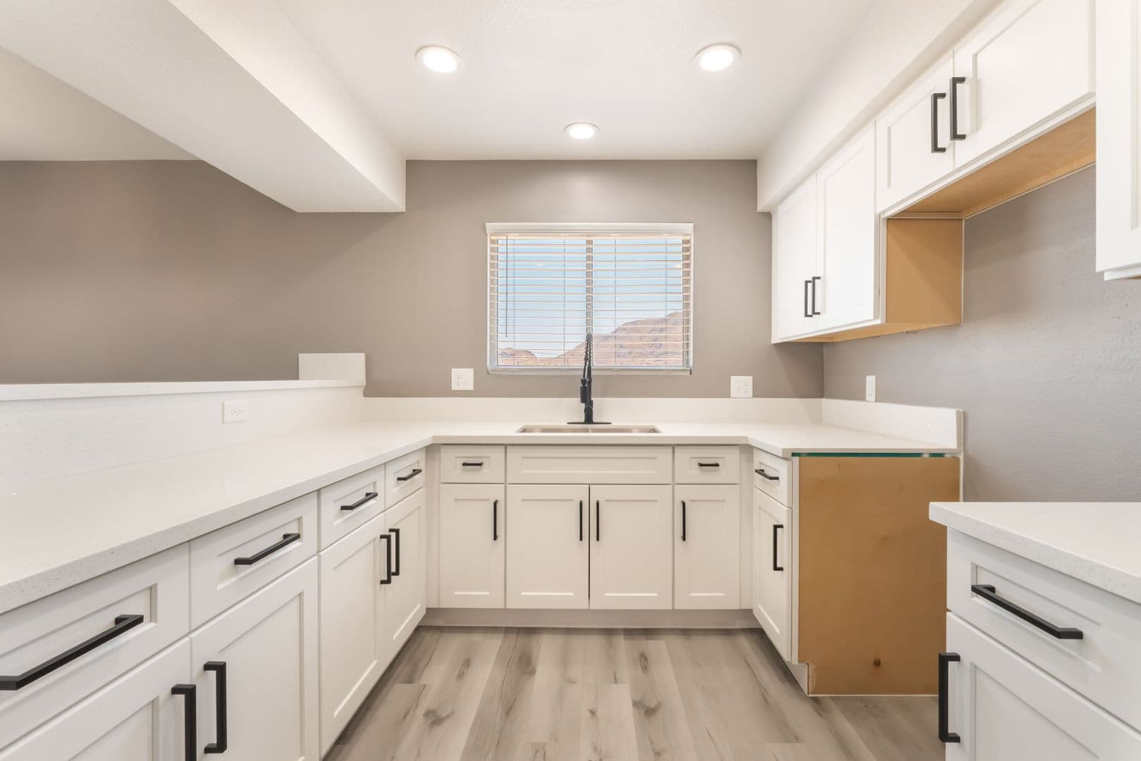 Las Vegas Apartment: 5689 E Lake Mead Blvd
