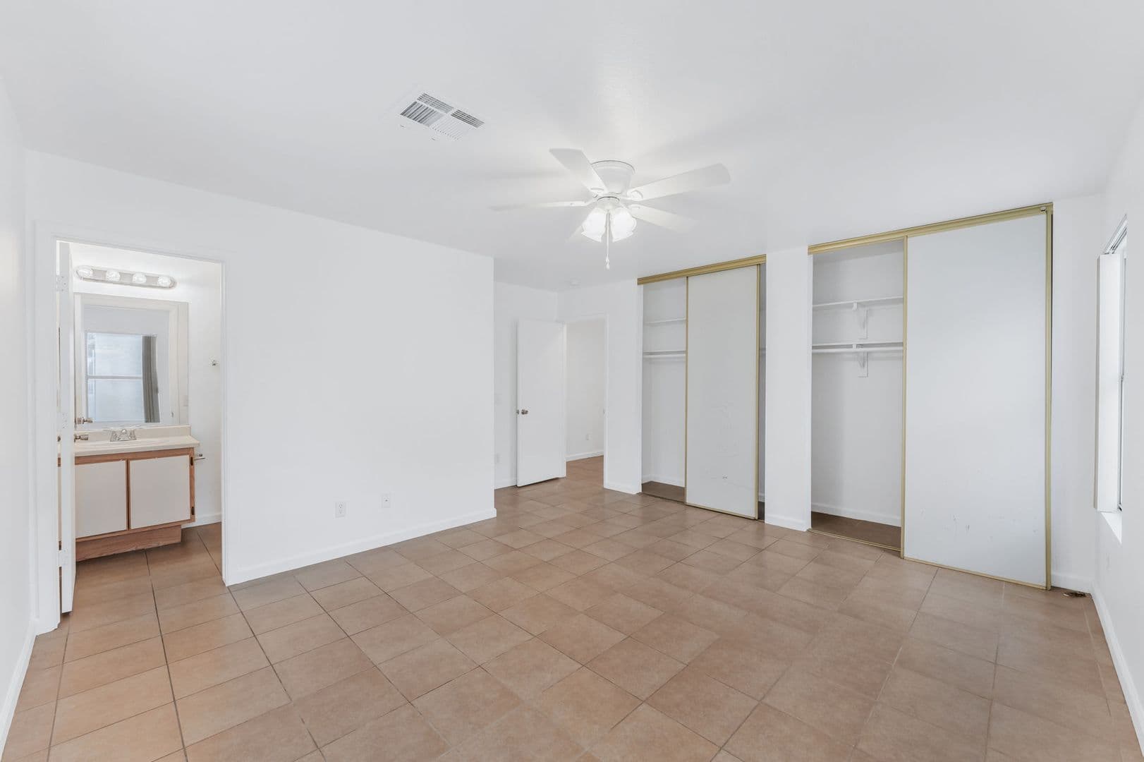 Las Vegas House: 325 Searchlight Dr