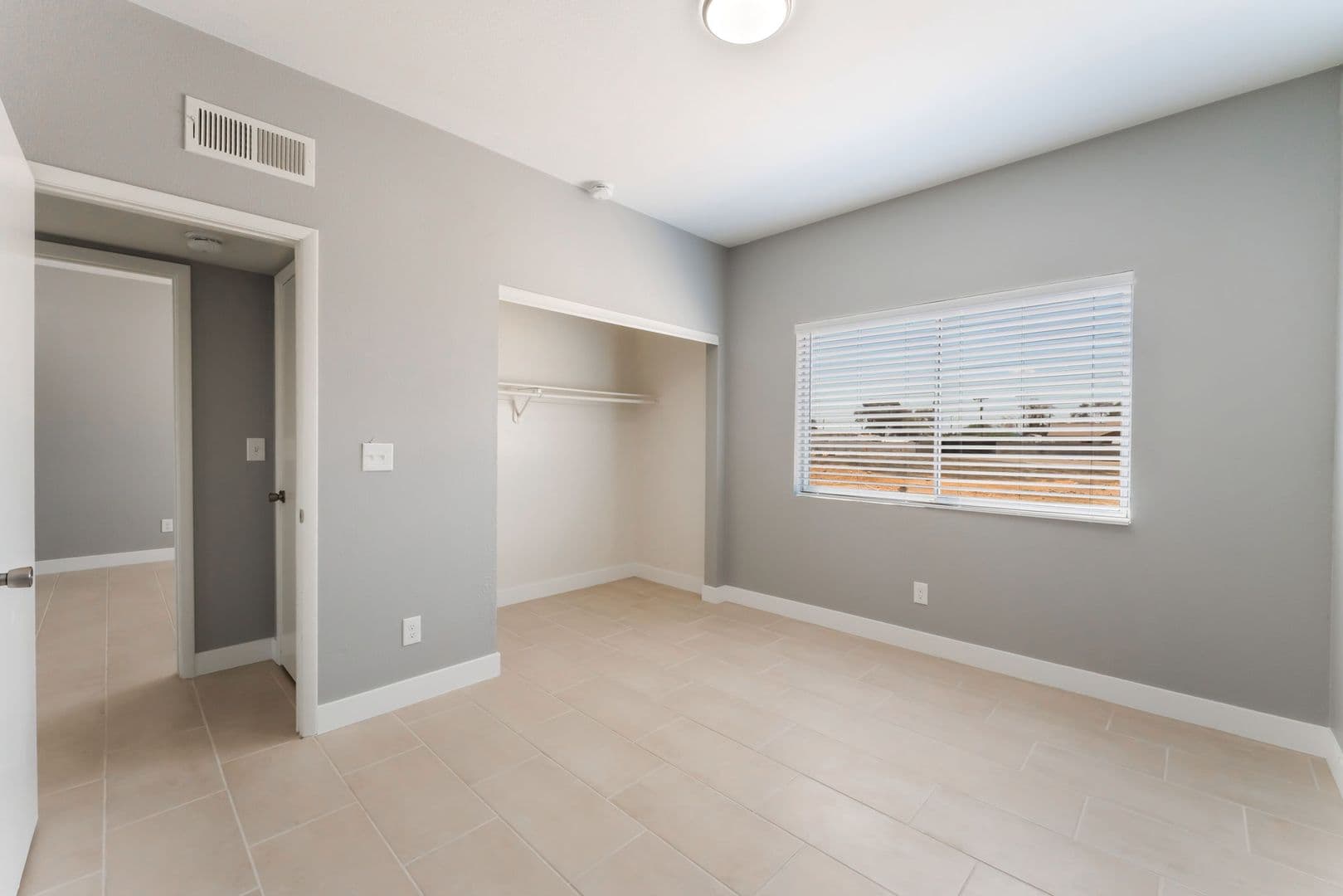 Las Vegas Apartment: 5689 E Lake Mead Blvd