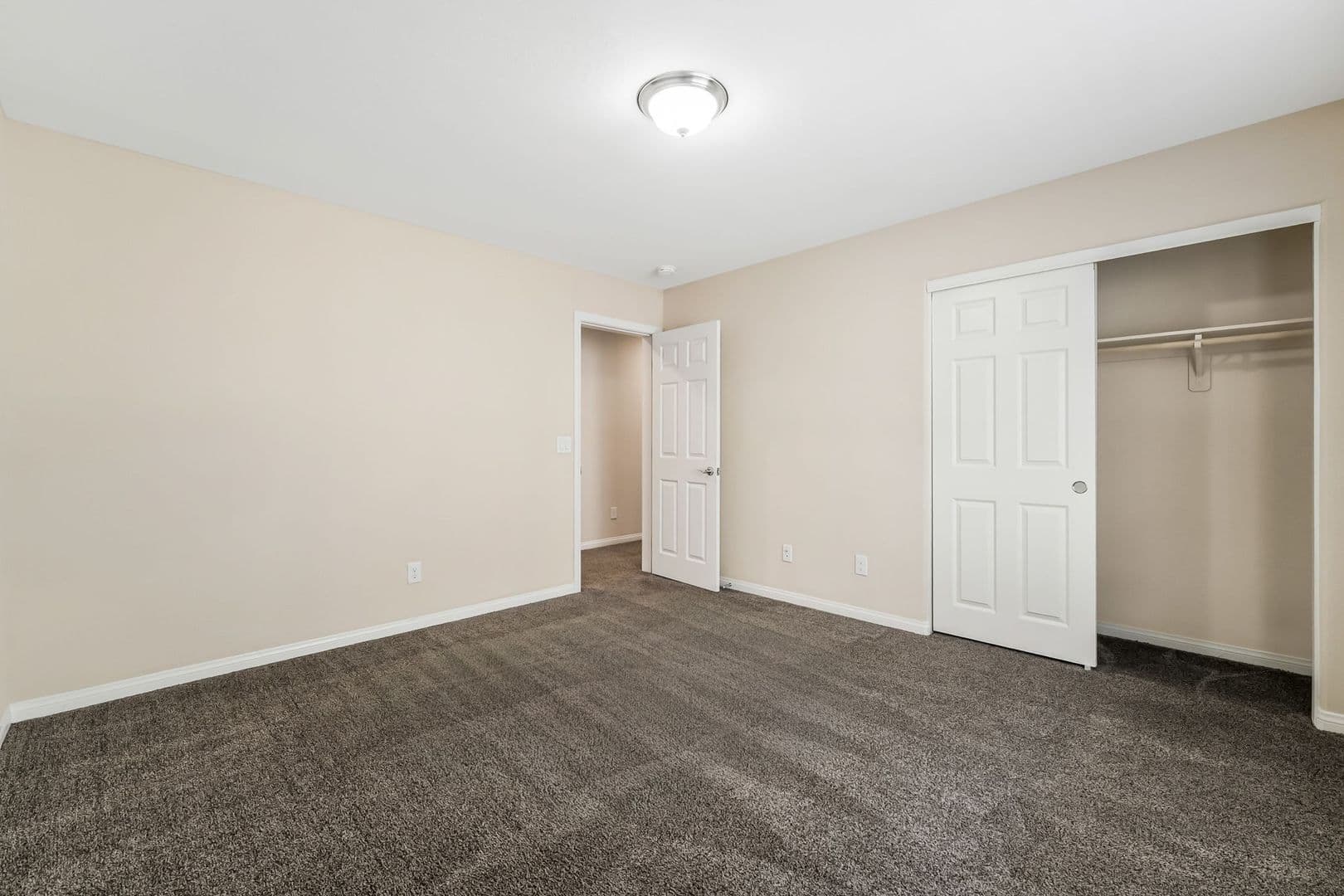 Henderson House: 2915 Caxton Grove Dr