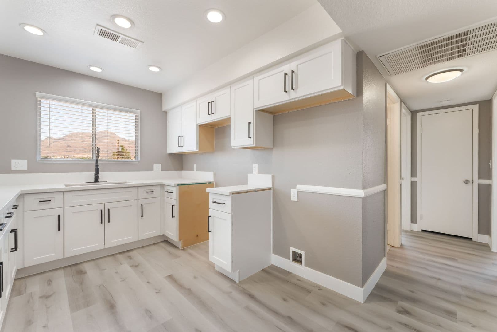 Las Vegas Apartment: 5689 E Lake Mead Blvd