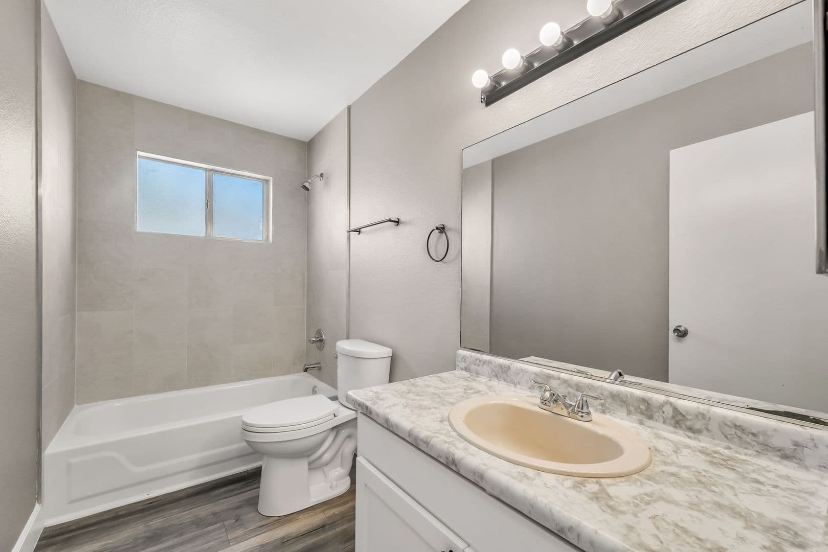 Las Vegas Apartment: 5689 E Lake Mead Blvd