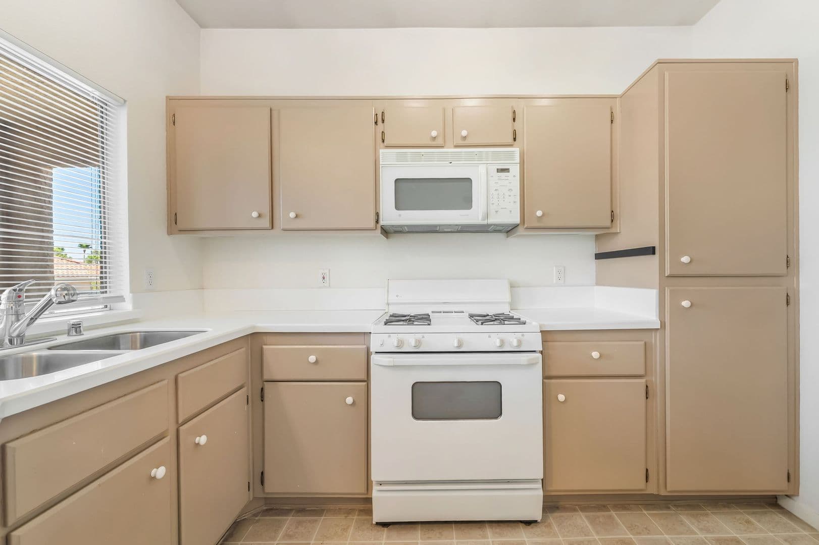 Henderson House: 251 S Green Valley Parkway #3921