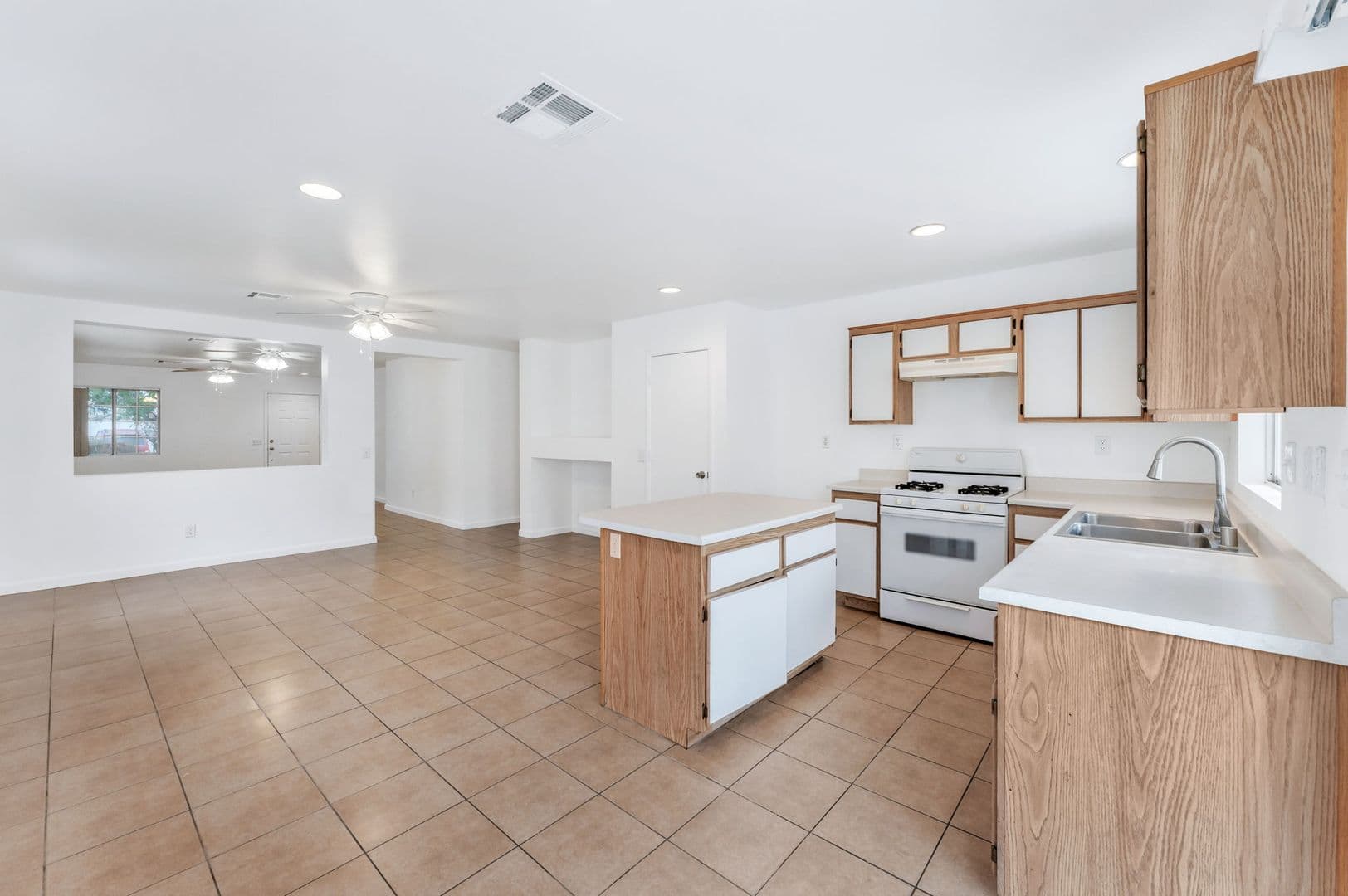 Las Vegas House: 325 Searchlight Dr