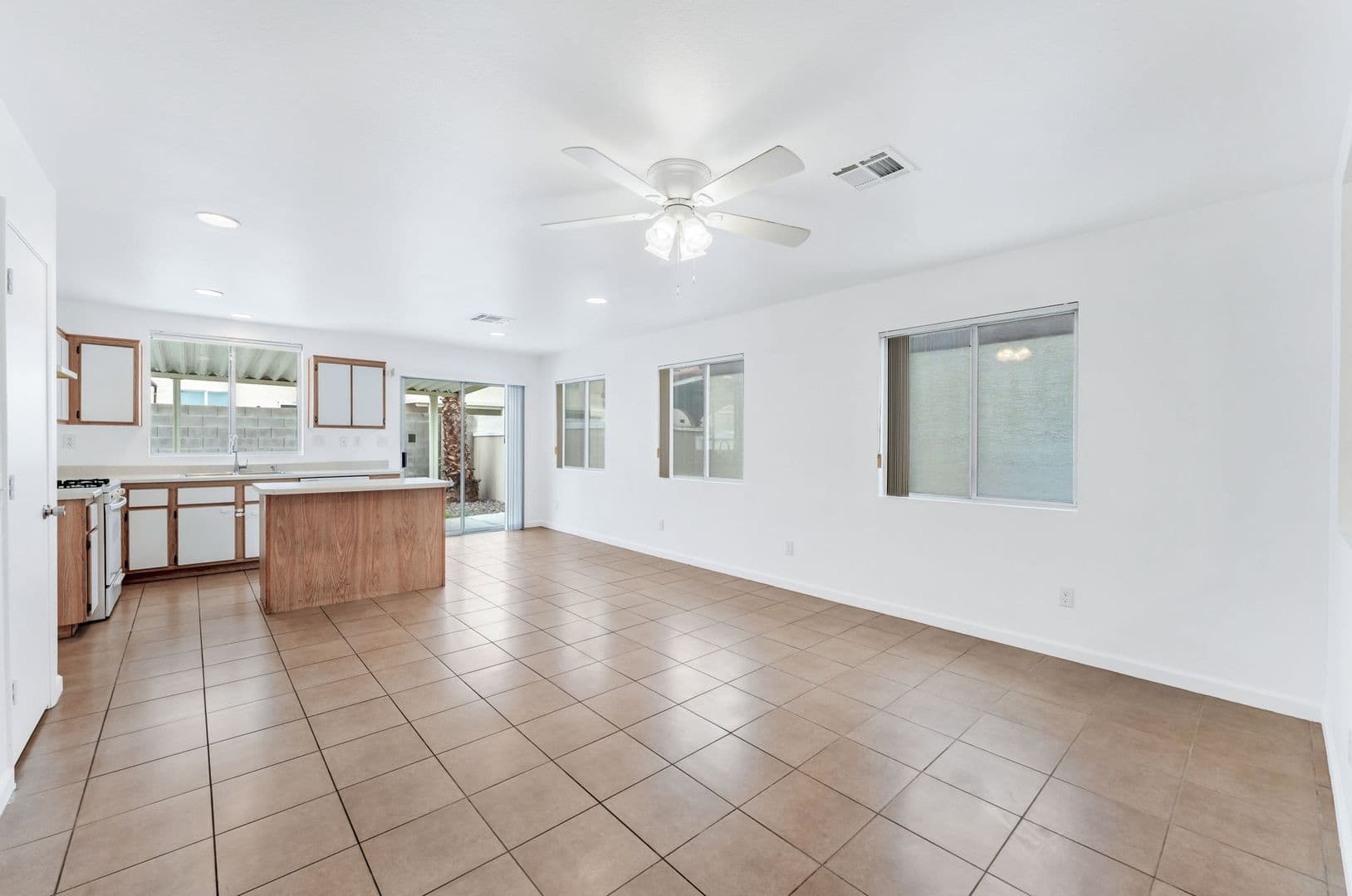 Las Vegas House: 325 Searchlight Dr