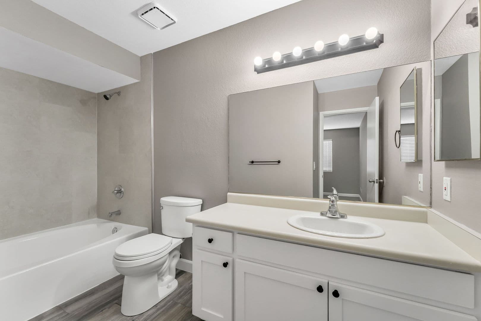 Las Vegas Apartment: 5689 E Lake Mead Blvd