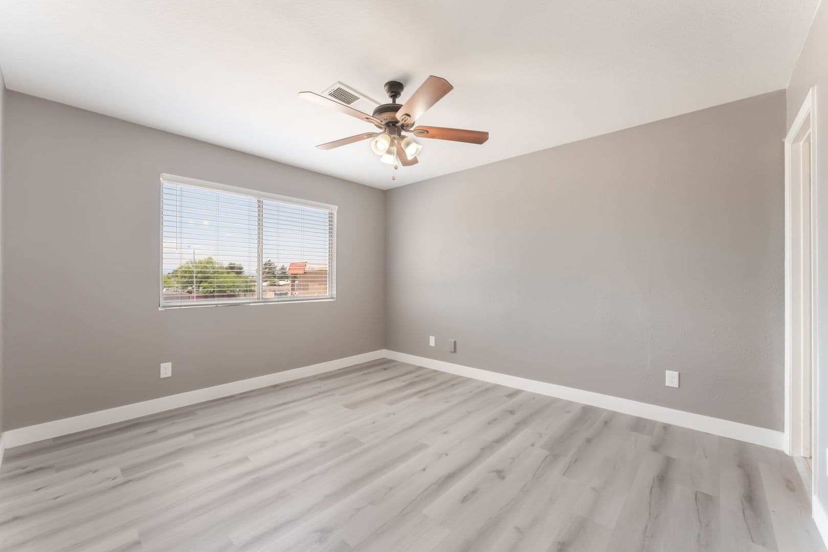 Las Vegas Apartment: 5689 E Lake Mead Blvd