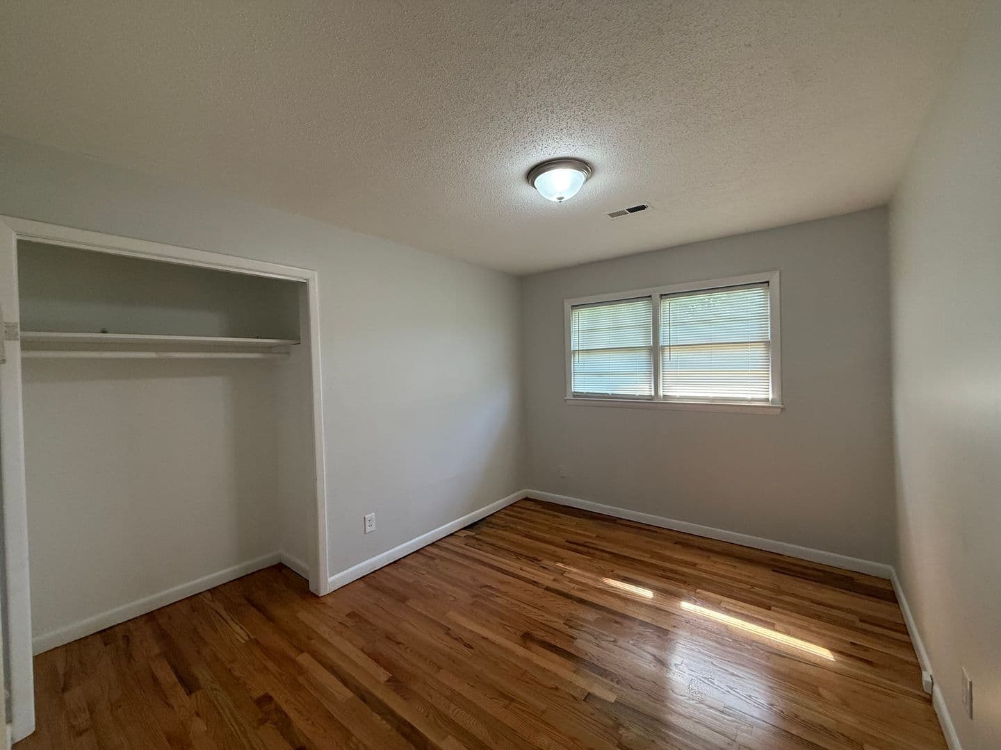 Loris Apartment: Graham Street