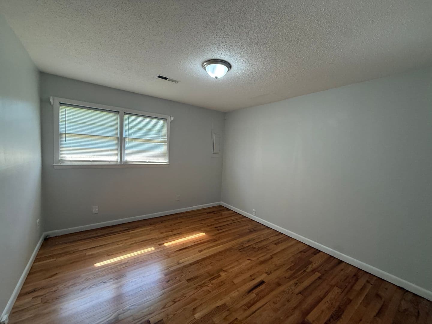 Loris Apartment: Graham Street
