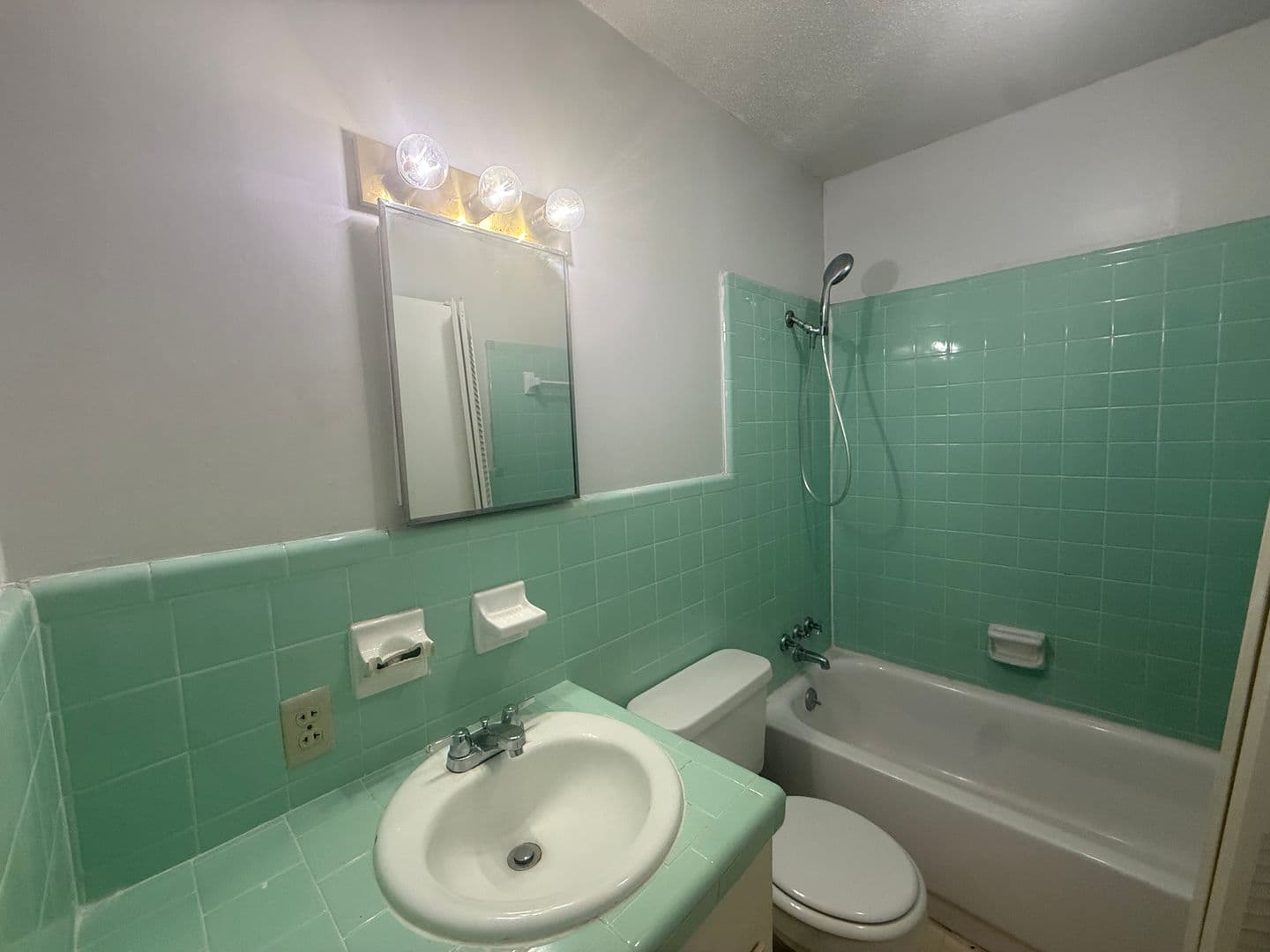 Loris Apartment: Graham Street