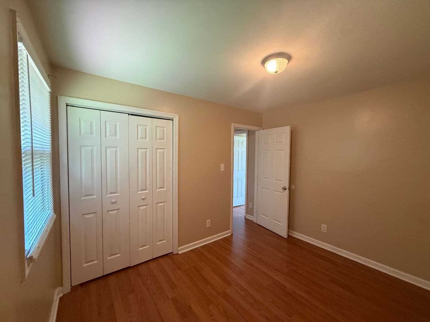 Loris Apartment: Holly Street