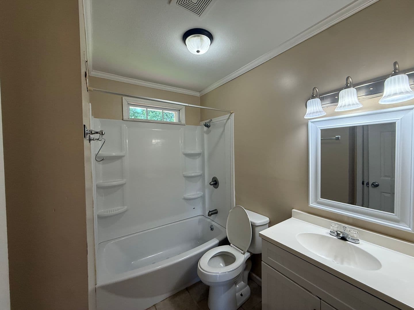 Loris Apartment: Holly Street
