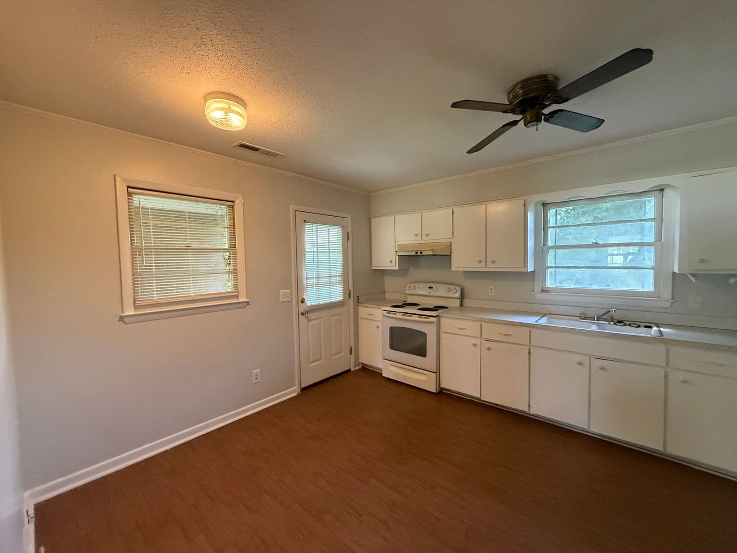 Loris Apartment: Graham Street