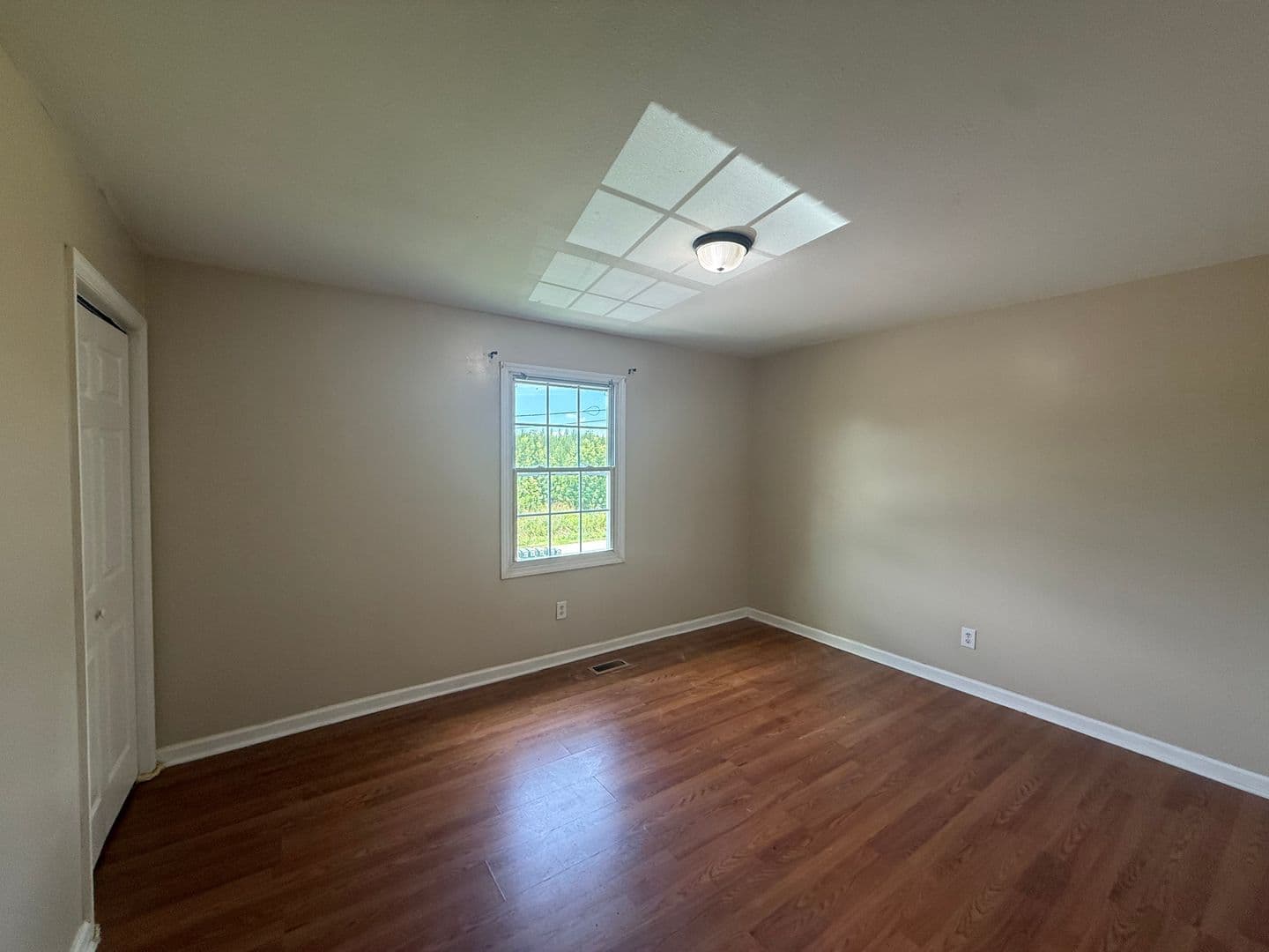 Loris Apartment: Holly Street