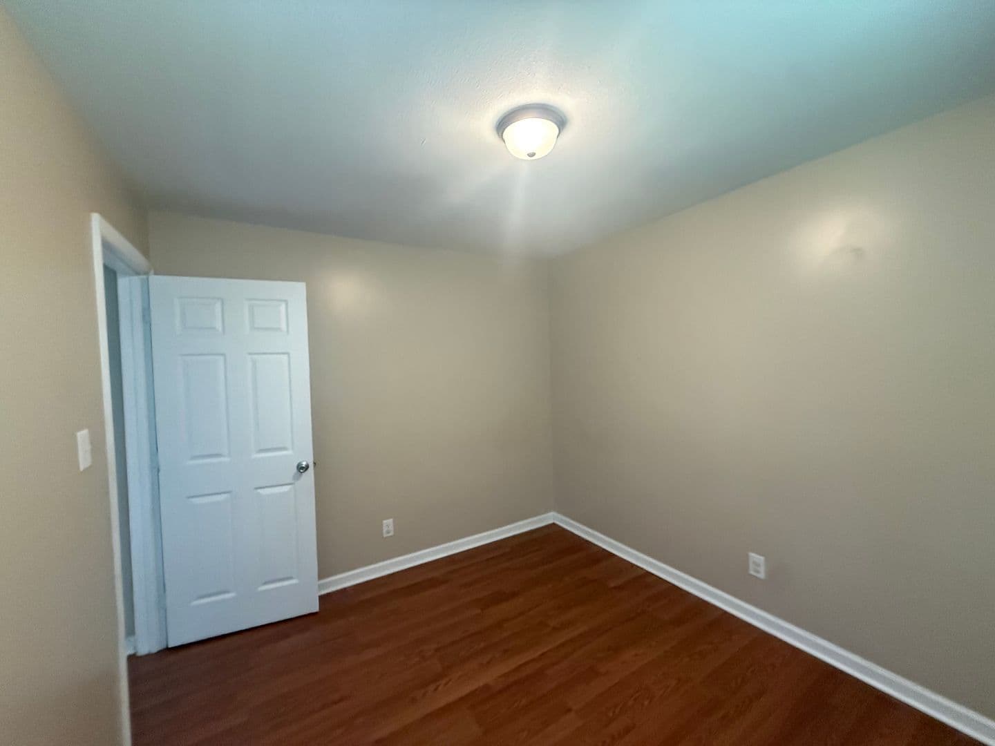 Loris Apartment: Holly Street