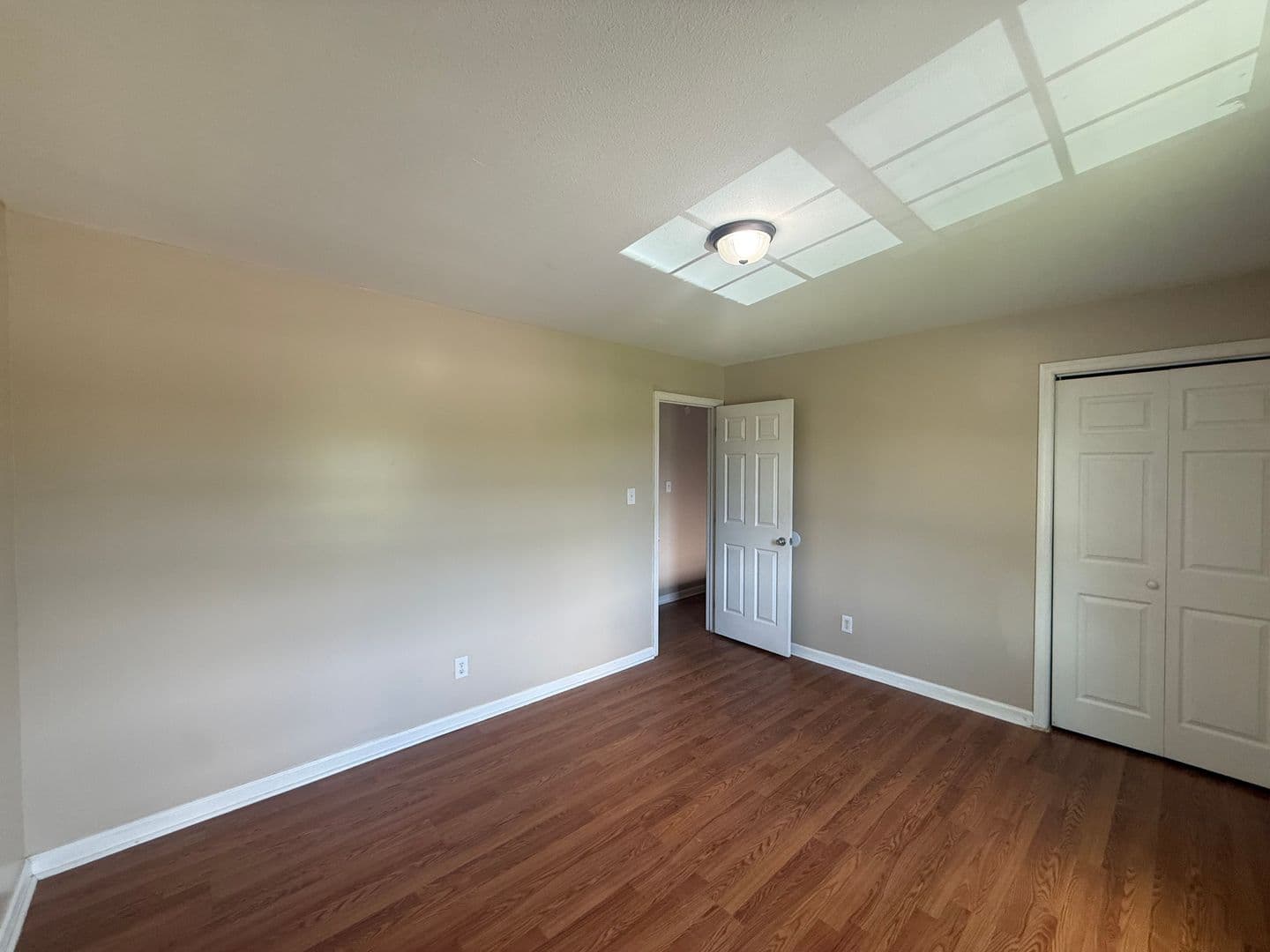 Loris Apartment: Holly Street