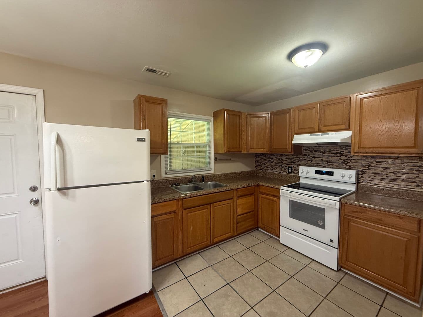 Loris Apartment: Holly Street