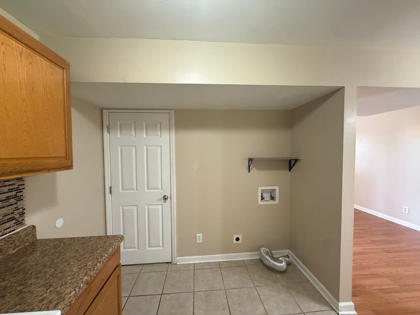 Loris Apartment: Holly Street