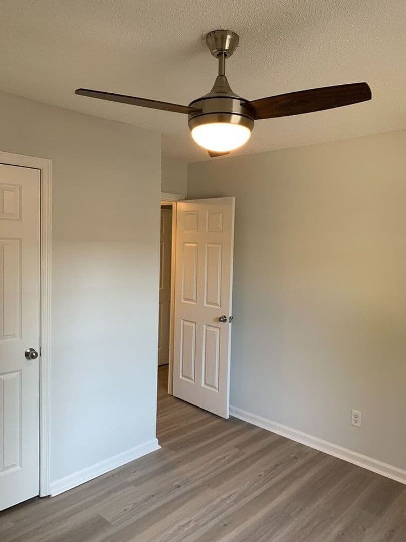 Summerville Apartment: 401 E 3rd North Street