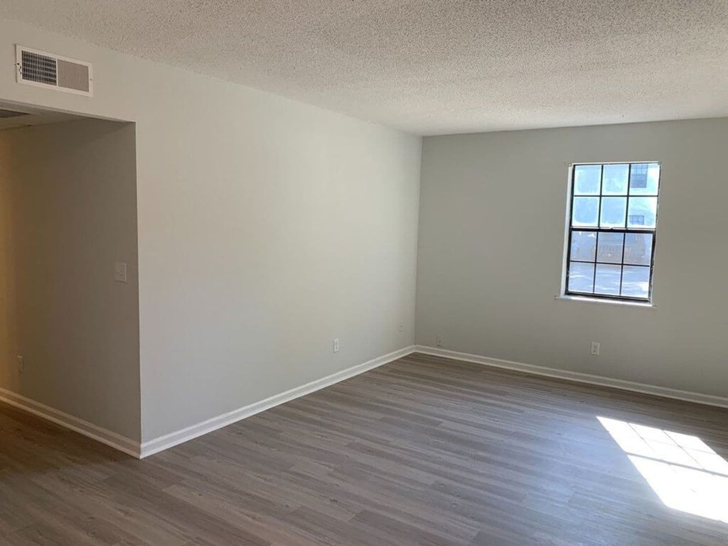 Summerville Apartment: 401 E 3rd North Street
