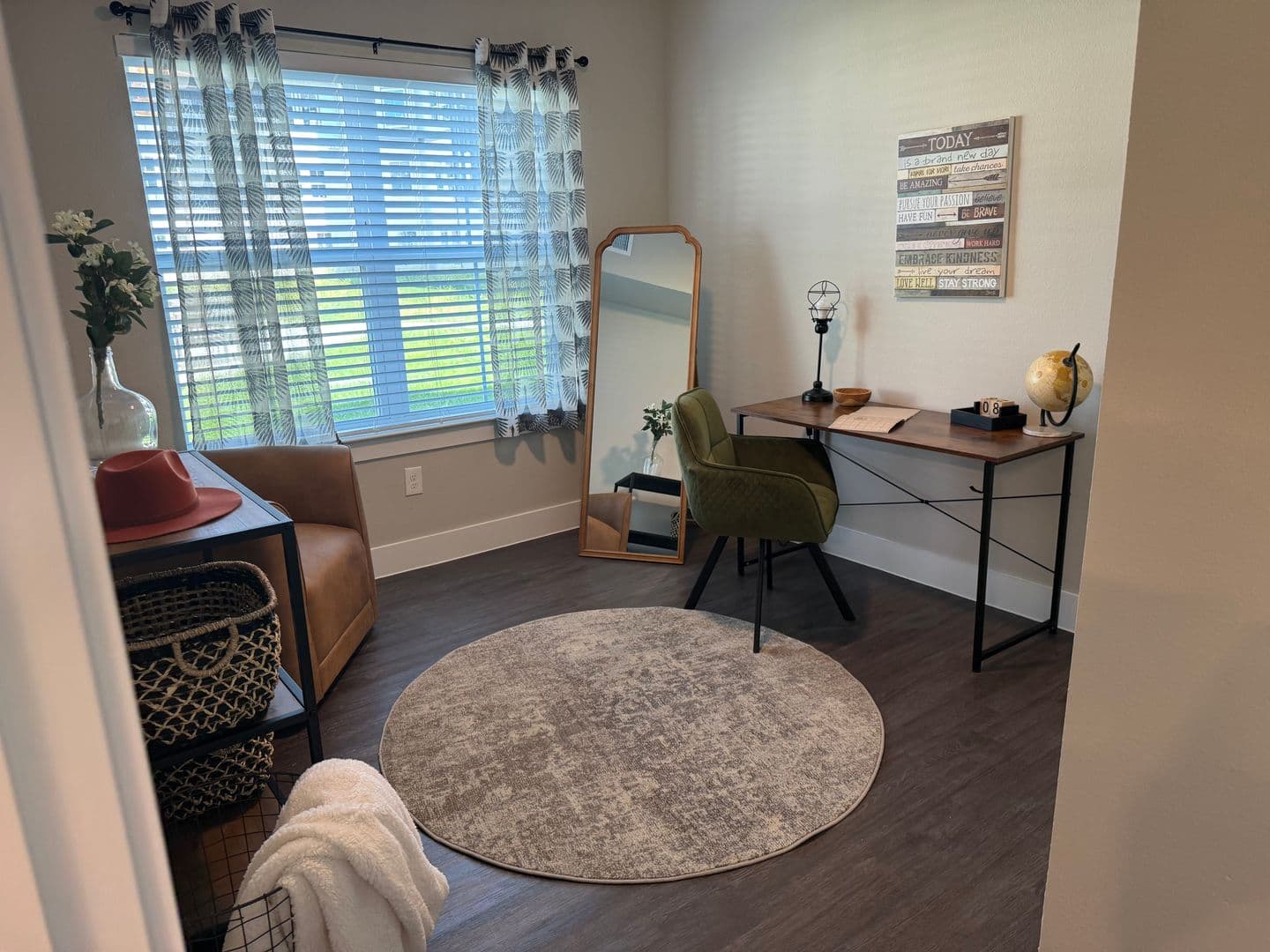 Lockhart Apartment: 2125 Windsor Boulevard