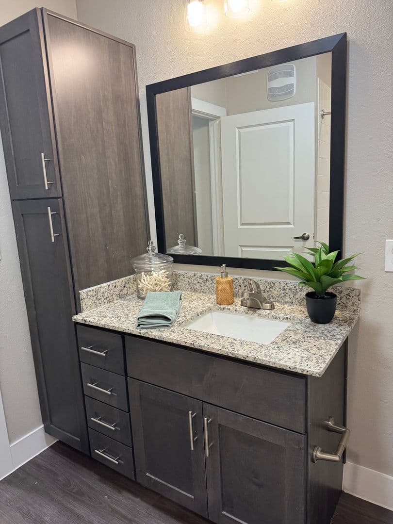 Lockhart Apartment: 2125 Windsor Boulevard