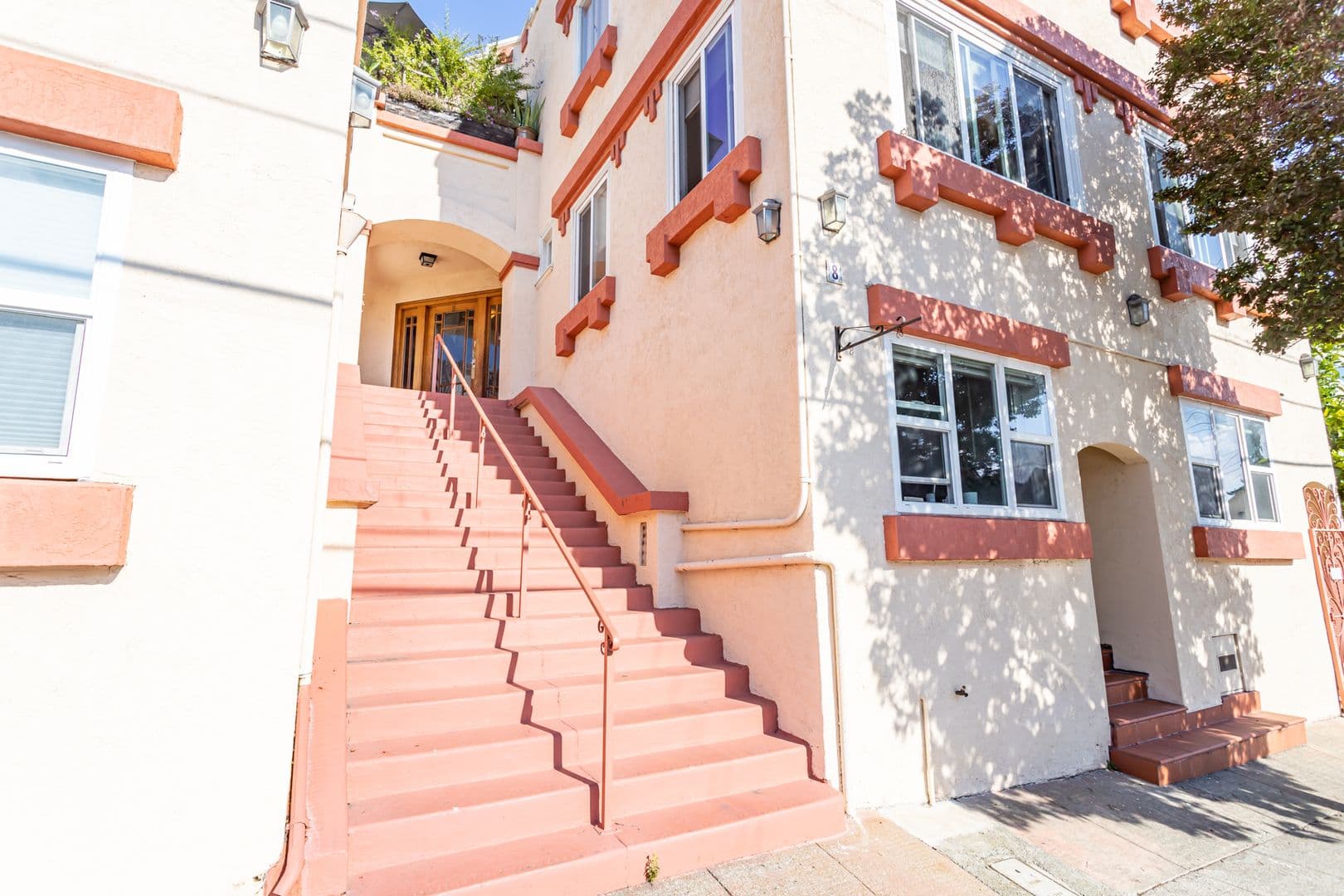 Oakland Apartment: 8 Yosemite Avenue