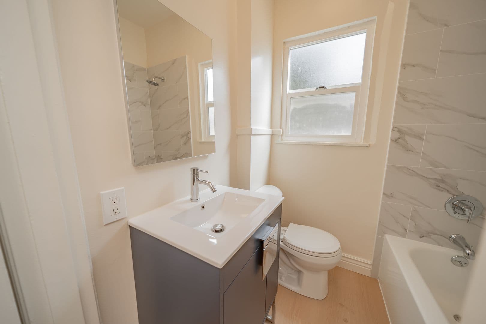 Oakland Apartment: 2867 MacArthur Blvd