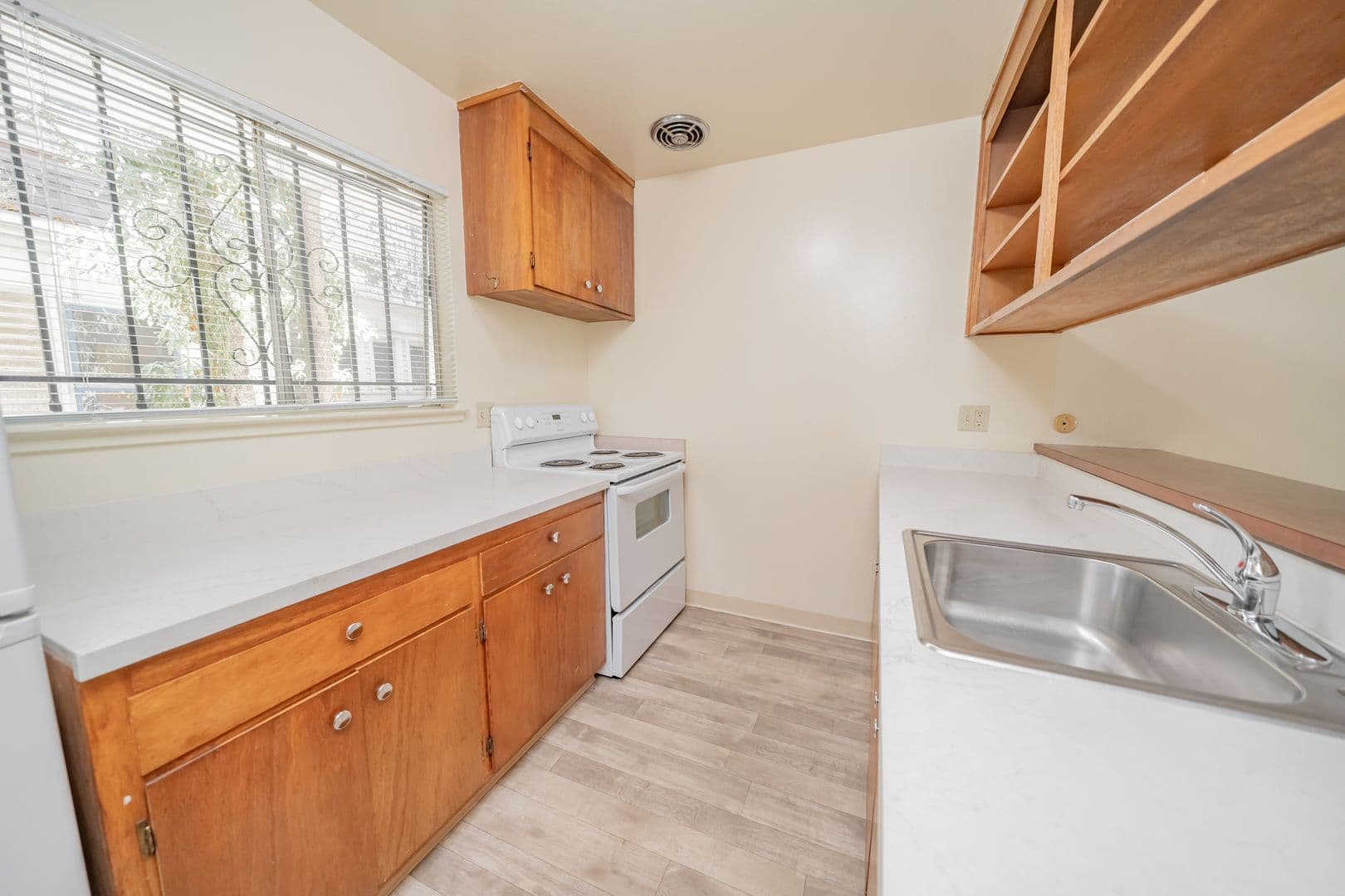 Oakland Apartment: 36 Moss Avenue