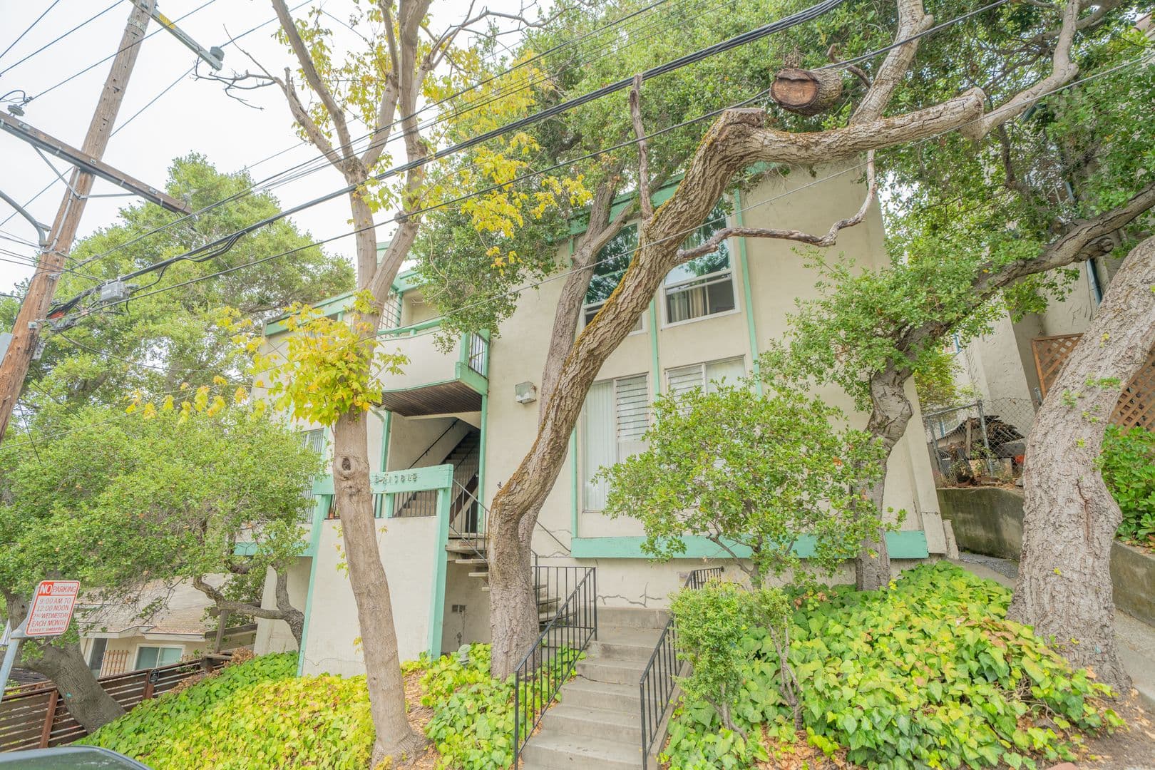Oakland Apartment: 110 Frisbie Street