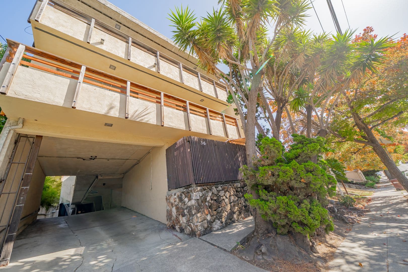 Oakland Apartment: 36 Moss Avenue