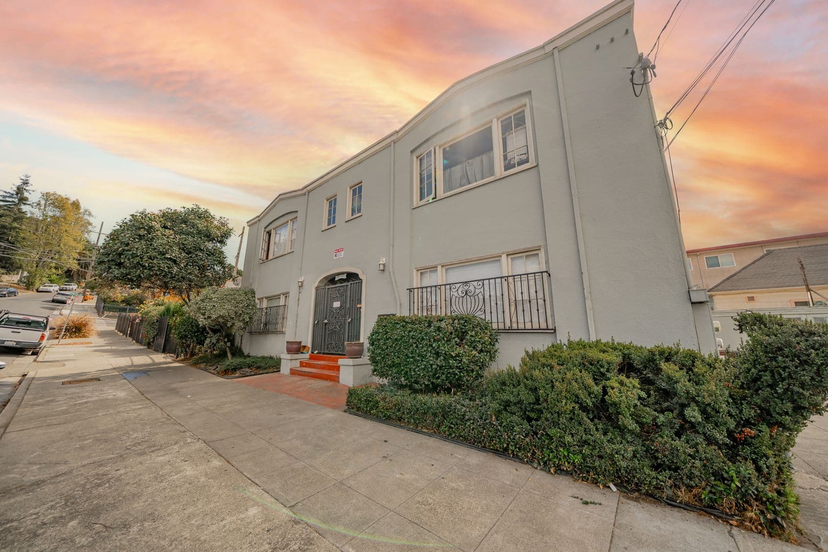 Oakland Apartment: 3115-3121 Davis Street