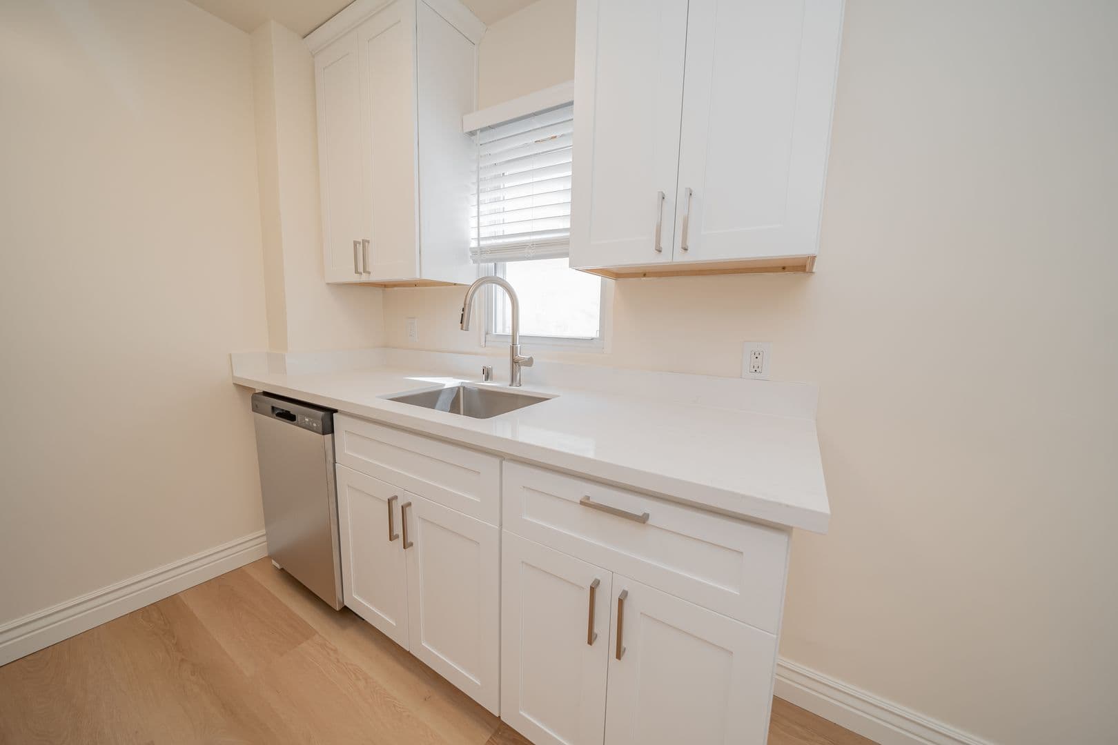 Oakland Apartment: 2867 MacArthur Blvd