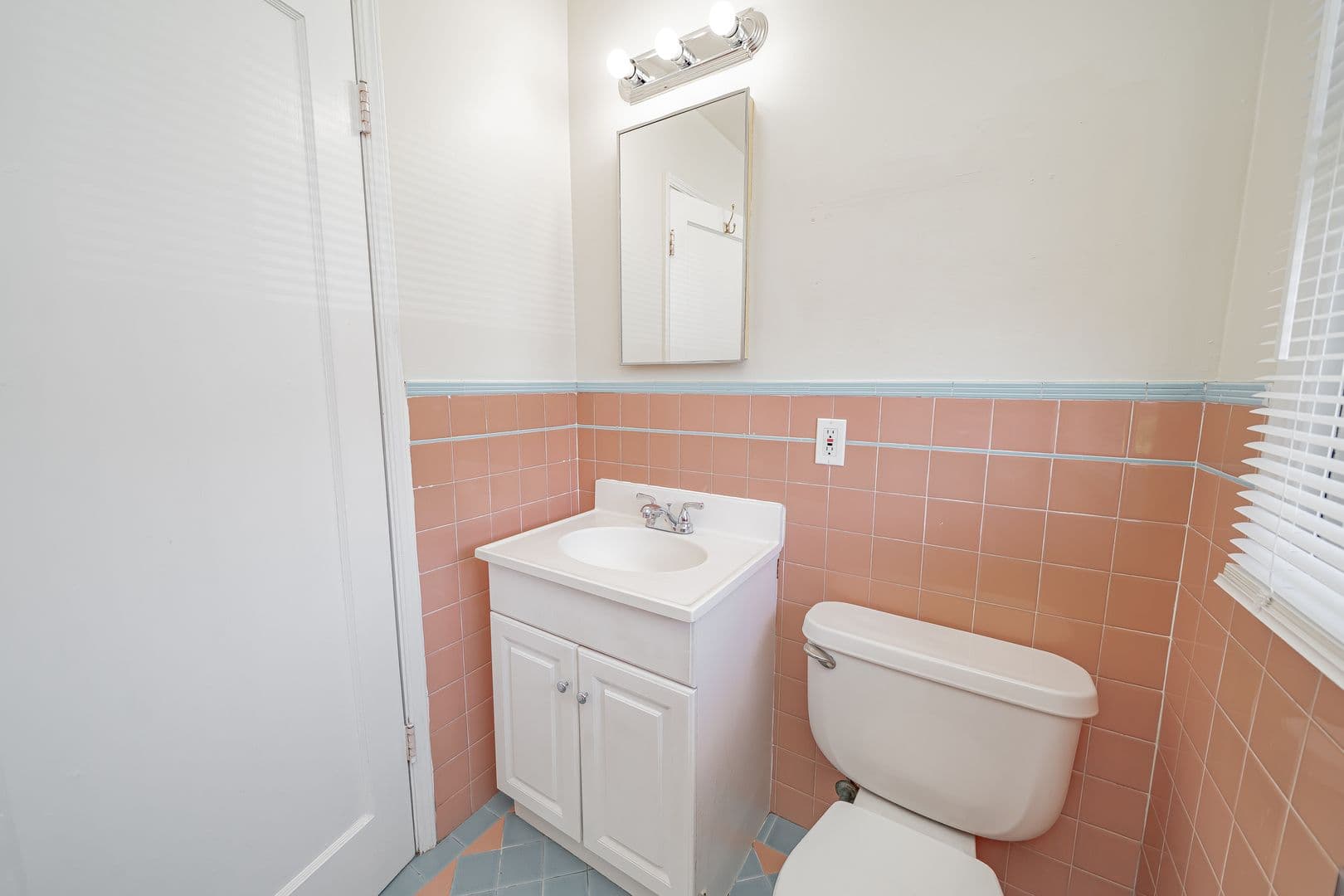 Oakland Apartment: 1915-1937 33rd Ave
