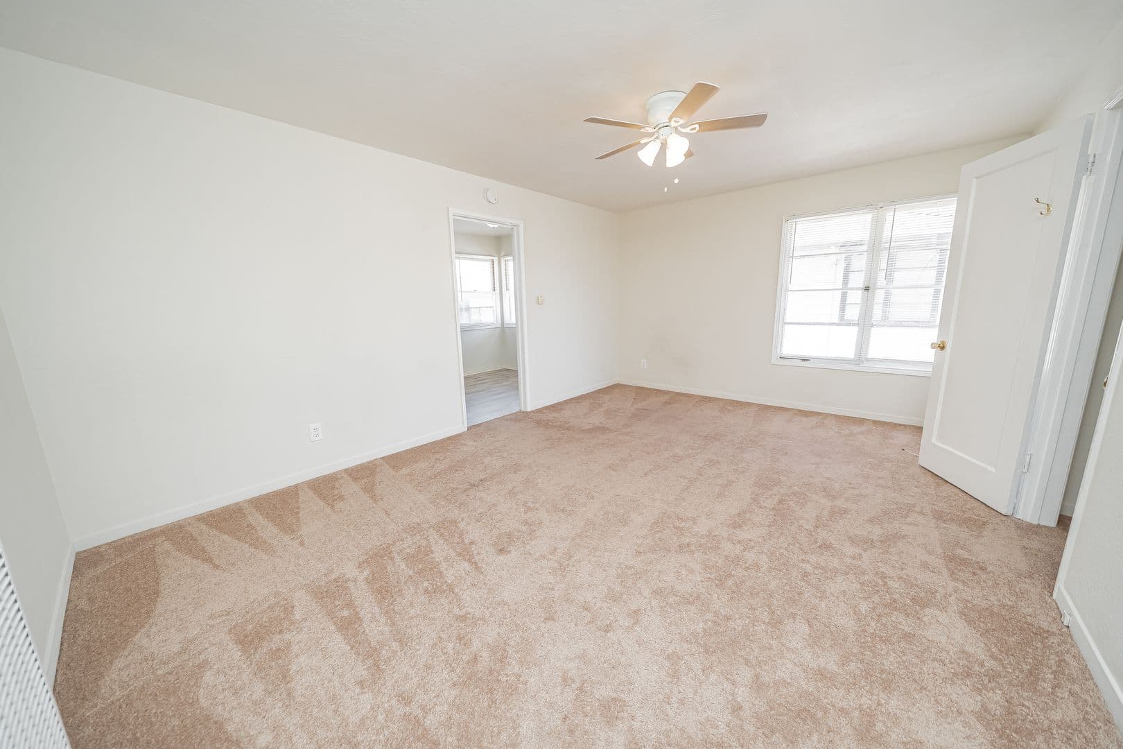 Oakland Apartment: 1915-1937 33rd Ave