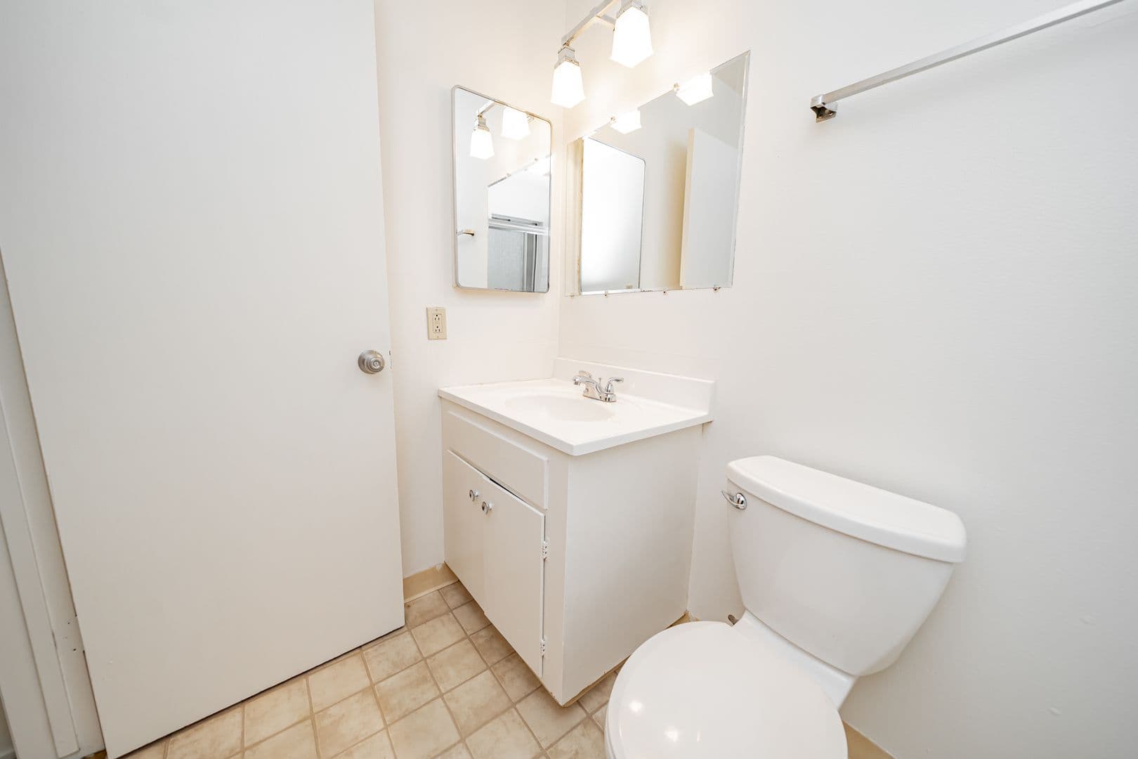 Oakland Apartment: 36 Moss Avenue